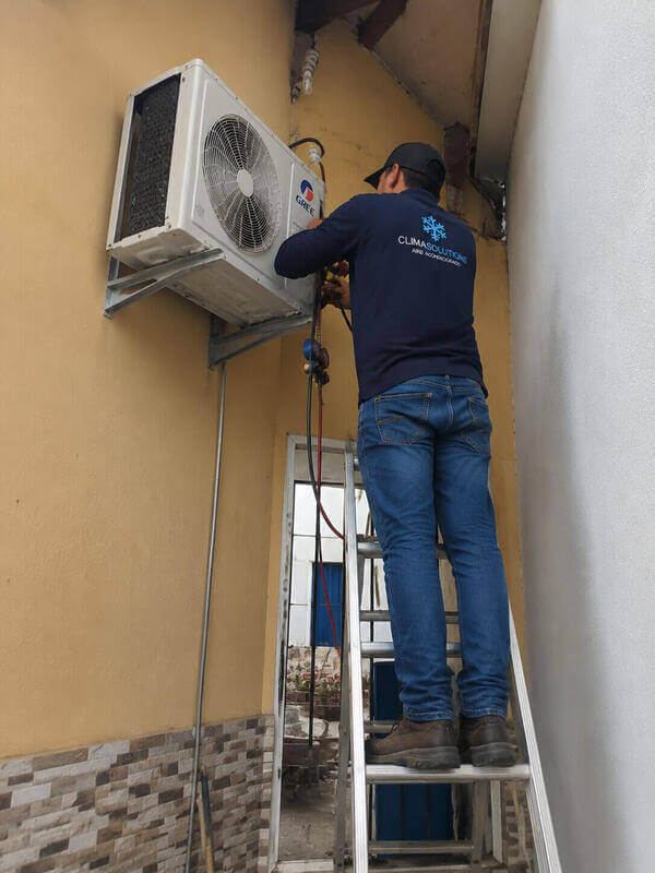 Instalación profesional de Split con bomba de vacío en Guayaquil