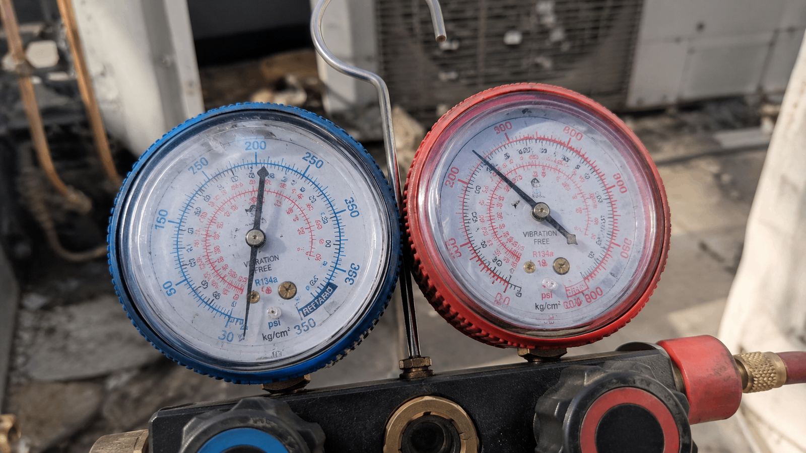 Manómetro midiendo la presión de gas refrigerante de un aire acondicionado en Guayaquil